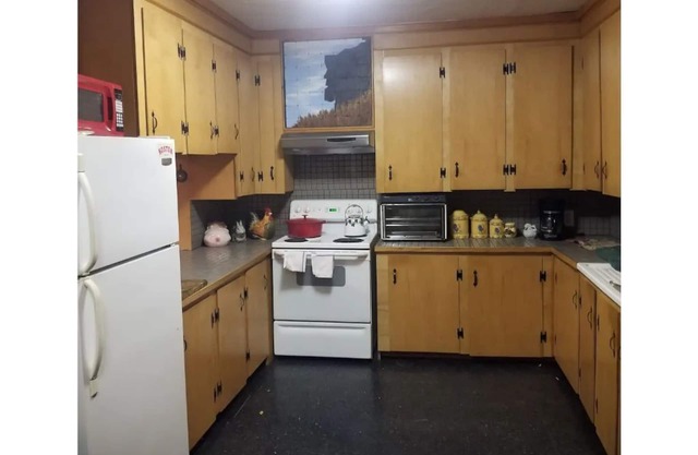 Charming farmhouse sleeps 11 just 4 miles from Salmon River!