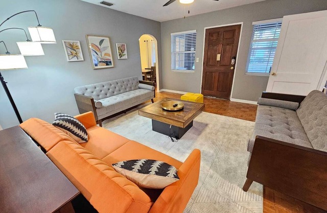 Charming Foodie Lovers Duplex walk to Mills50 - sleeps 10