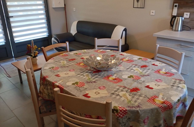 Charming Farmhouse Near Orleans, 2 Bedrooms, Private Terrace, UNESCO Area, Parking Included