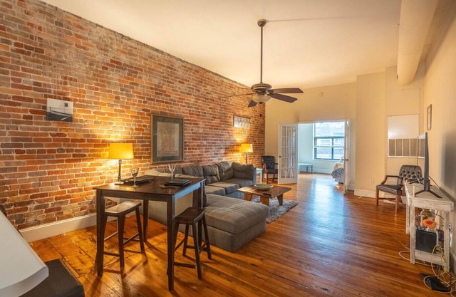 Charming Front St Retreat – Walk to River, Shops & Cafés!