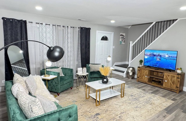 Charming Full Modern Home+Free Parking+Fast Wi-Fi & Centrally located
