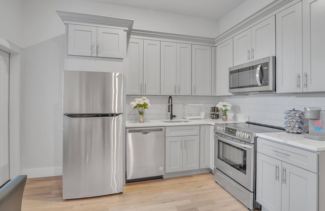 Charming Gem In Newark 3 Bedroom Apts by RedAwning
