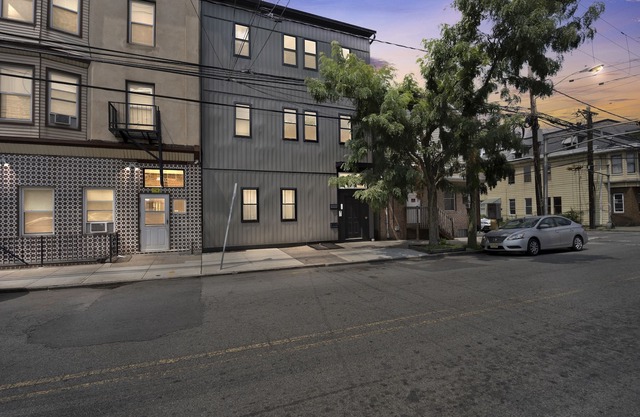 Charming Gem in Newark by RedAwning