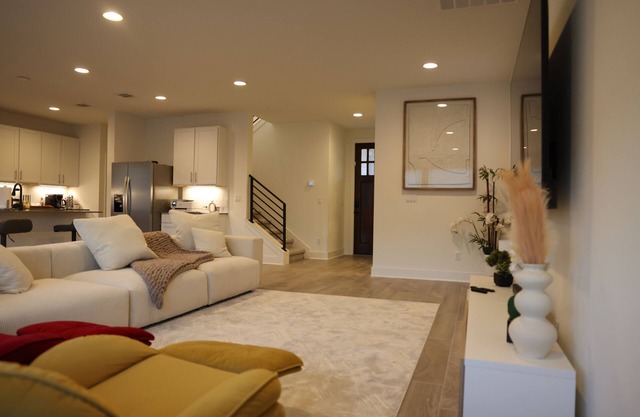 Charming Getaway: Stylish Room in Prime Location with Great Amenities!