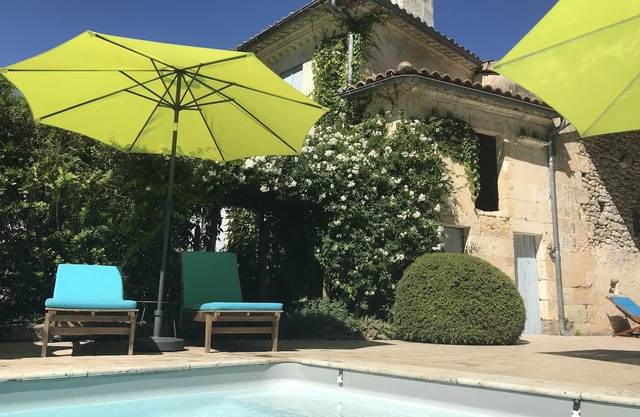 Charming gîte in wooded grounds with swimming pool, 30 minutes from Bordeaux
