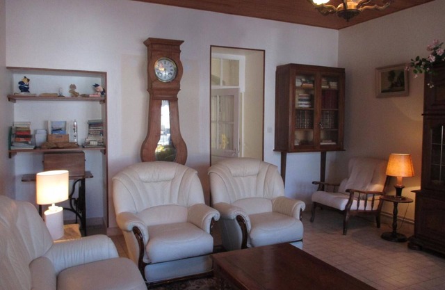 Charming Gite in Huriel - Close Courtyard, Free WiFi, Near Montluçon and Néris les Bains