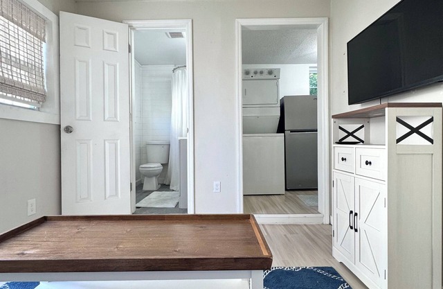 Charming Guest House in Midtown with Kitchen, Washer/Dryer, AC, and more!