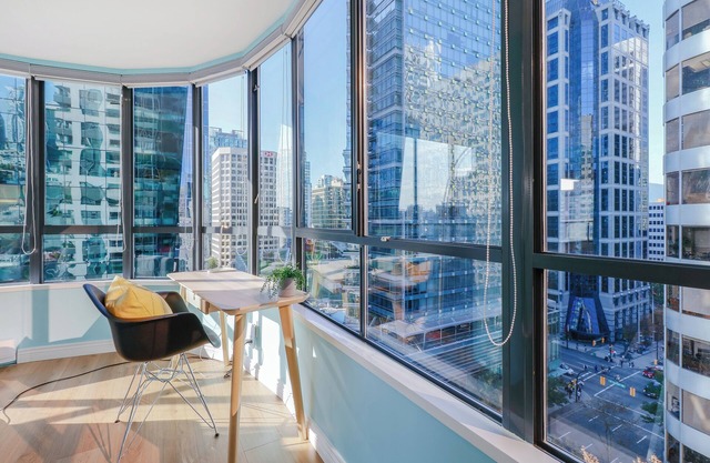Charming Hideaway: Just 7-Min Stroll to Seawall! Free Parking