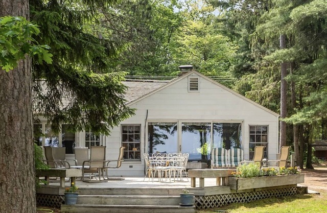 Charming Higgins Lake Lakefront Cottage with private dock and gorgeous views