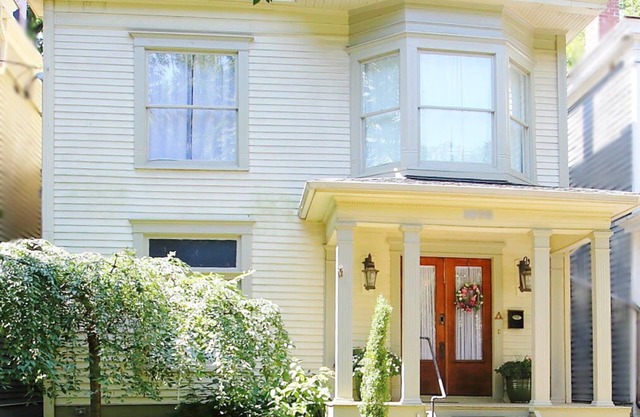 Charming Highlands Victorian w/Pool-Quiet Street Just 2 Blocks from the Strip!