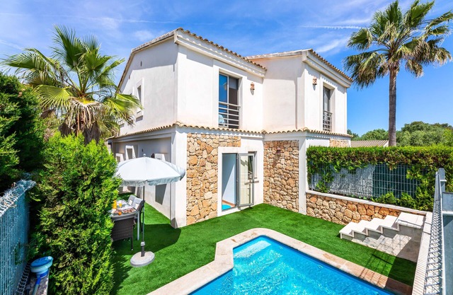 Charming Holiday Home Bahamas 2 with Wi-Fi, Pool, Balcony, Terraces & Garden