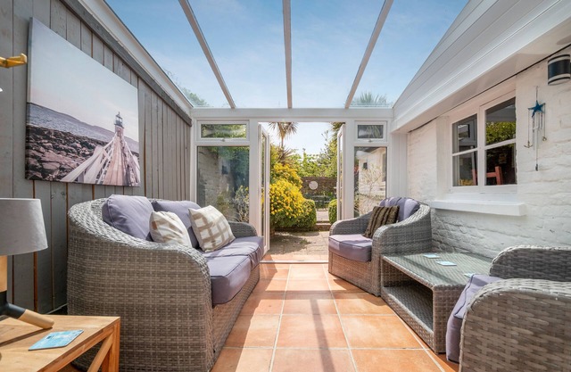 Charming holiday cottage in the centre of Deal, sleeping 6 guests, 2 bathrooms seconds from the sea