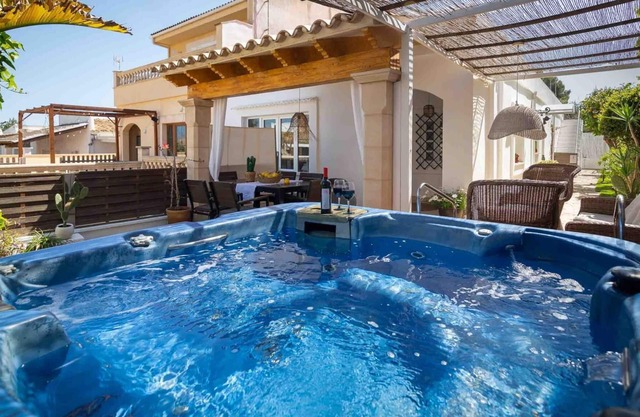 Charming holiday home with jacuzzi in Can Picafort.