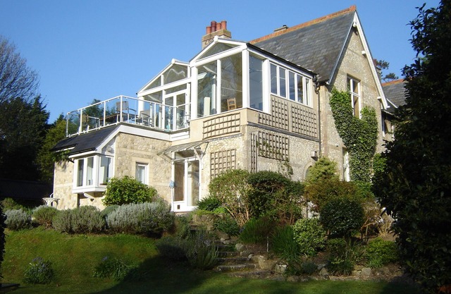 Charming Holiday Home, Extensive Mature Garden, In Totland Bay, Isle of Wight
