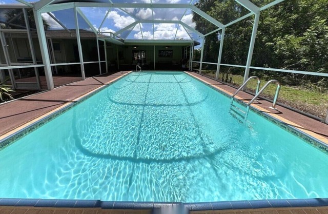 CHARMING HOME-CANAL FRONT-BOAT SLIP-SPACIOUS HEATED POOL/LANAI-NEAR BEACH/SHOPS!