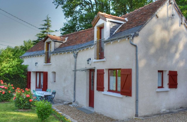 Charming Home near Loire Castles, Tours & Vineyards - Large Garden, Family Friendly, WIFI