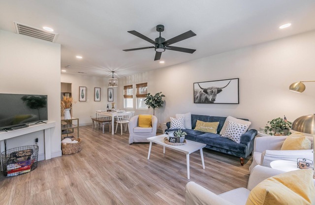 Charming Home Near Dickies+Free Biweekly Clean+KING Bed+Fully Furnished