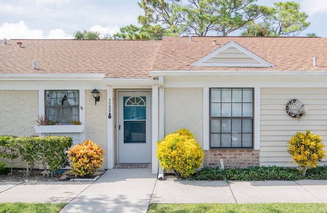 Charming home looks out onto Hidden Lakes Golf Course. 1152F