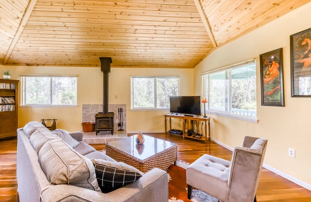 Charming home w/wood stove - 10 minutes to Hawaii Volcanoes Nat'l Park