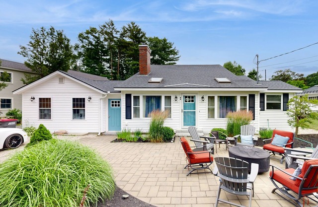 Charming home with patio & studio - walk to Footbridge Beach