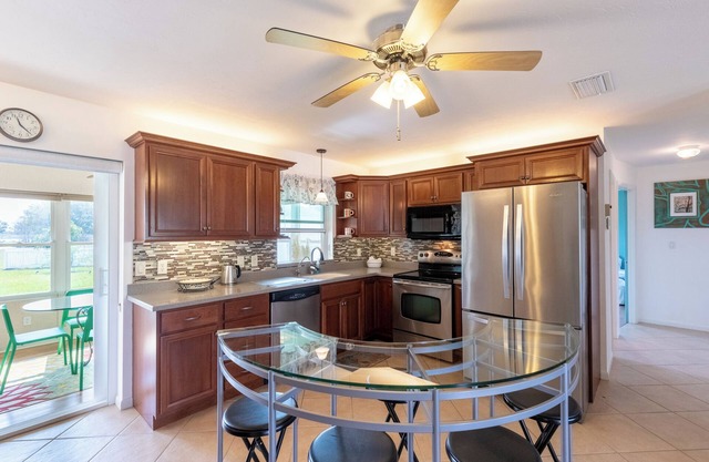 Charming Home with a cottage overlooking lake Carrie up to 6 guests