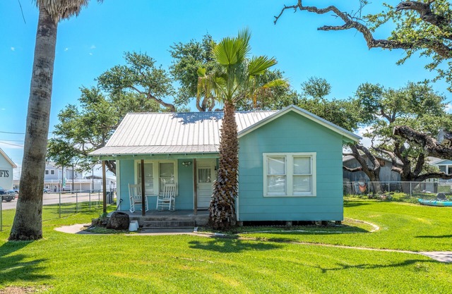 Charming House 1/2 Block from Bay