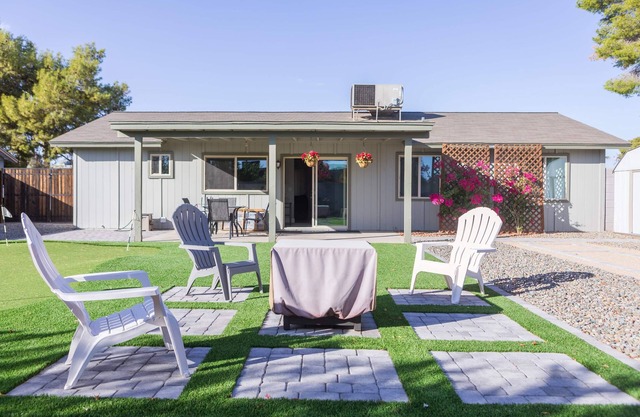 Charming House, Golf Green, Cornhole, Near Freeway