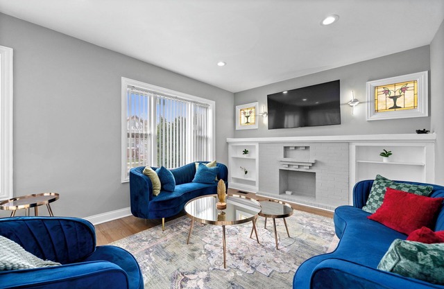 Charming house in amazing Chicago with WiFi and AC. Close to many restaurants.