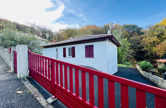 Charming House in Hasparren Center, 2 Bedrooms, Enclosed Garden, Pet-Friendly, Parking Included