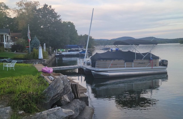 Charming house in Pittsfield with cozy vibes. Next to a reserve and a lake.