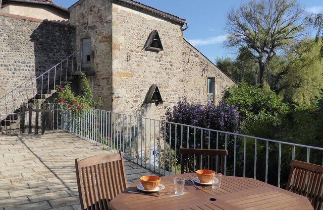 Charming house on the banks of the river Allier.