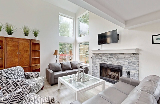 Charming house with washer/dryer, fireplace, patio, full kitchen, & WiFi