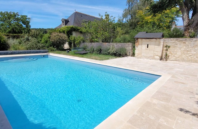 CHARMING HOUSES IN THE HEART OF LOIRE VALLEY WINEYARD AND LOIRE VALLEY CASTLES