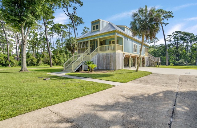 Charming Island House - PRIVATE HEATED POOL! Great for birding!