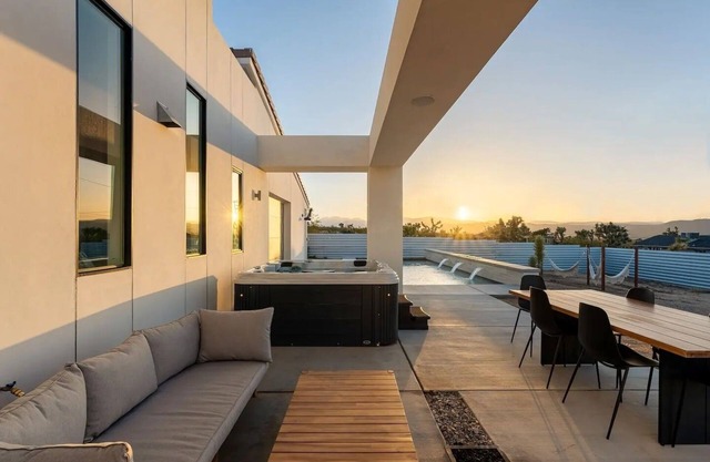 Charming Joshua Tree villa, Pool,Spa, Arcade-Game-Theatre Room, Mins to JT park!