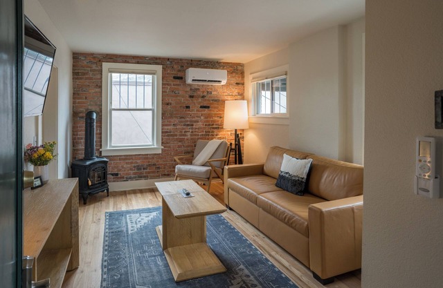 Charming King One Bedroom Suite w/Kitchen + Living