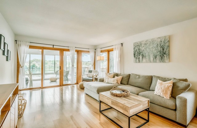 Charming Lake Cottage Near Minneapolis - Koselig Cottage on Medicine Lake