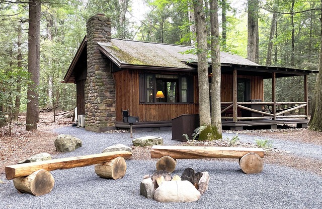 Charming Lake Front Log Cabin with Fire Pit in the Poconos