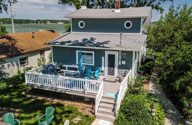Charming Lake House, Lake View, Private Pier, Bugaboo Bar and Water Sports!