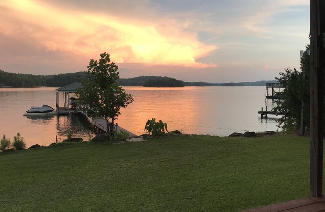 Charming Lake Keowee Retreat, 16 miles from Clemson!
