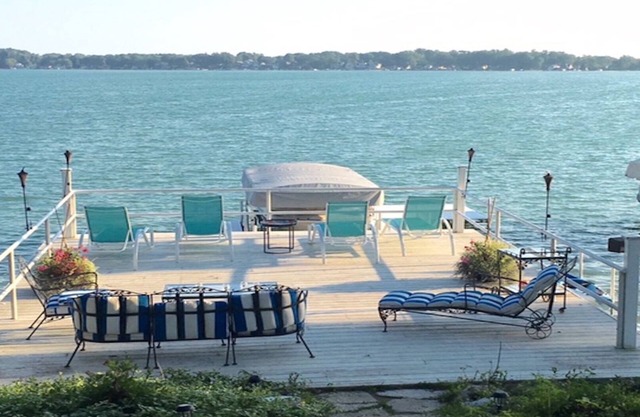 Charming lakefront cottage with beautiful sunsets! 5 bedrooms, new master bath