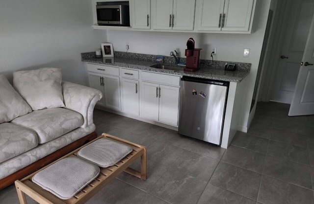 Charming lodge in marvelous Port St. Lucie with WiFi, AC