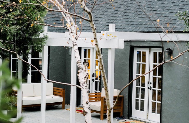 Charming + LUXE hideaway・fireplace・wine・BBQ ・deck