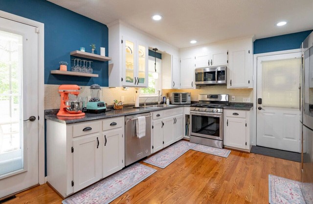 *Charming Lynchburg Haven | Comfort & Convenience!