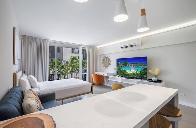 Charming Marine Surf Studio with Full Kitchen, AC, Wifi, & 1 Assigned Parking