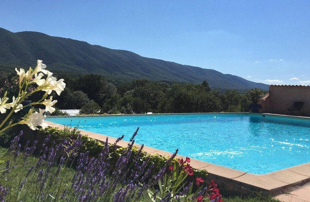 Charming Mas 15km from Colorado Provençal and Apt, swimming pool in a 5 ha plot