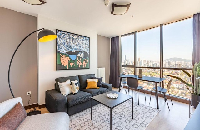 Charming Modern Flat with Captivating City View in Atasehir
