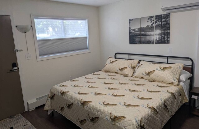 Charming motel room #3 with AC and WiFi in enjoyable Canaan