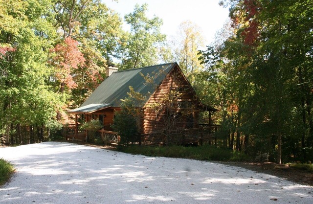 Charming Mountain Getaway - Red Fox Den. Minimum 2 days—-maximum 14 days)