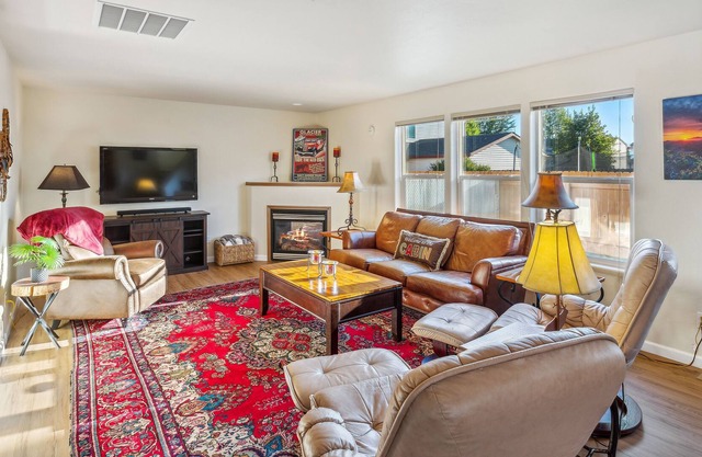 Charming mountain themed décor close to skiing and Glacier Park